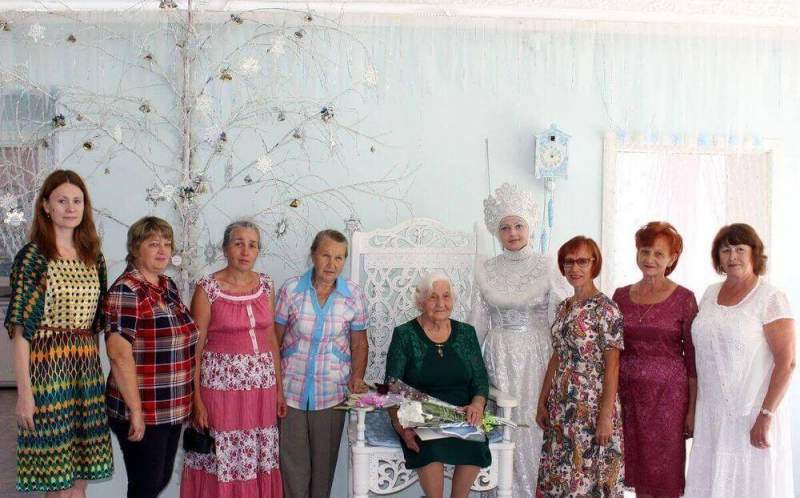 Специалисты Ленского отдела агентства ЗАГС Архангельской области поздравили юбиляра в резиденции Матушки Зимы